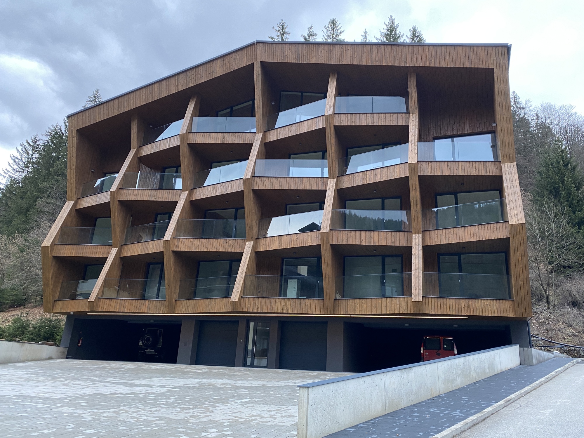 Sklenené zábradlie balkónov v apartmánovom dome